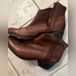 Like New Clarks Booties Size 9